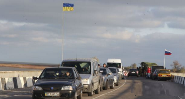 Ниже некуда: Украинские власти устроили шоу на границе с Крымом