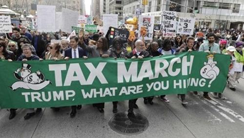 Протестующие в Нью-Йорке требуют публикации налоговой отчетности Трампа