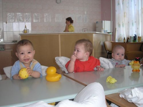 Ополченцы вынуждены эвакуировать детей из луганского дома малютки