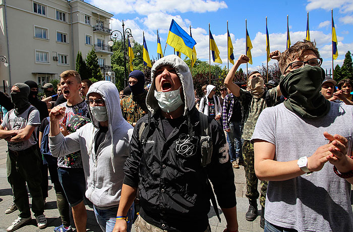 В Киеве проходит акция за войну на Донбассе