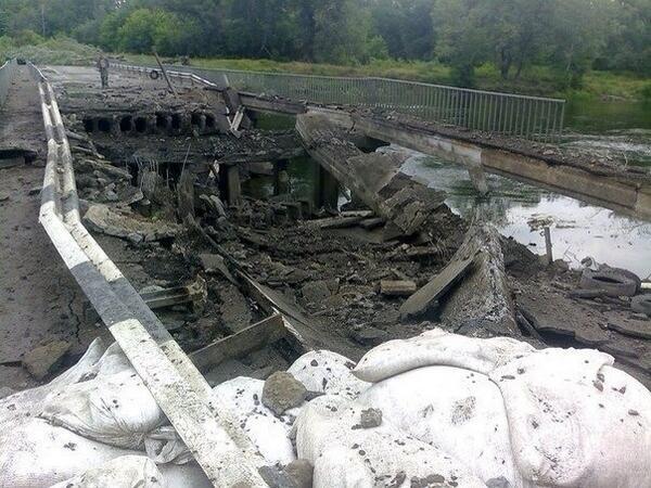 Под Луганском взорвали мост через реку Северский Донец отрезав весь север республики от центра