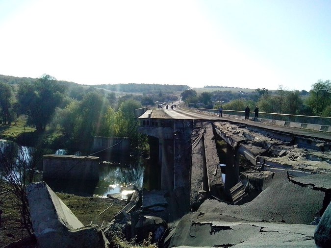 Украинские военные взорвали мост в Тельмановском районе