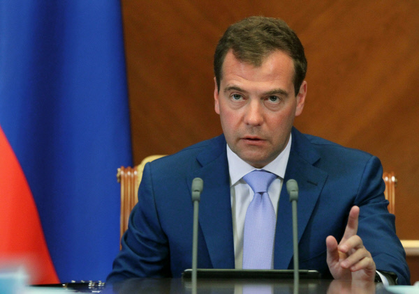 Медведев призывает Украину начать восстанавливать Донбасса