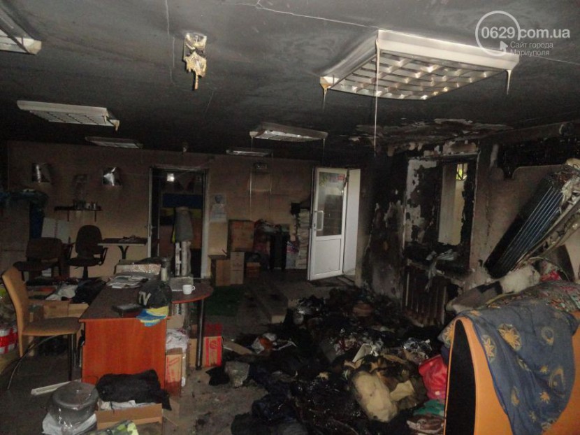 В Мариуполе ночью сожгли помещение, где волонтеры собирали помощь для сил карателей.