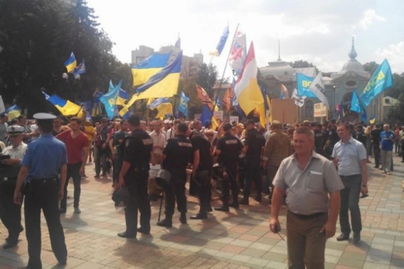 В Киеве произошла драка между депутатами киевсовета, милицией и радикалами Ляшко