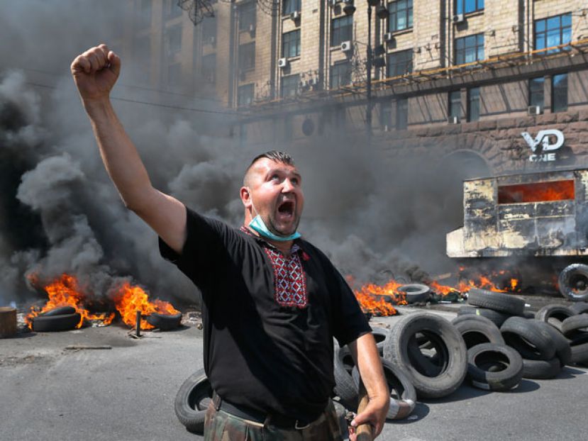 Активисты Автомайдана подожгли шины у дома Порошенко