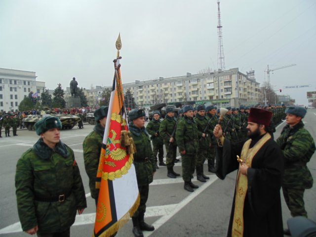 В Луганске вручили боевое знамя Второй отдельной бригаде Народной милиции ЛНР