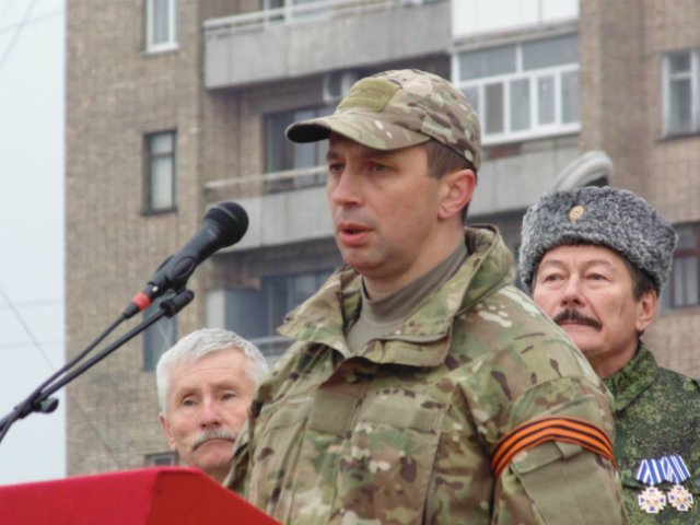 В Луганске вручили боевое знамя Второй отдельной бригаде Народной милиции ЛНР