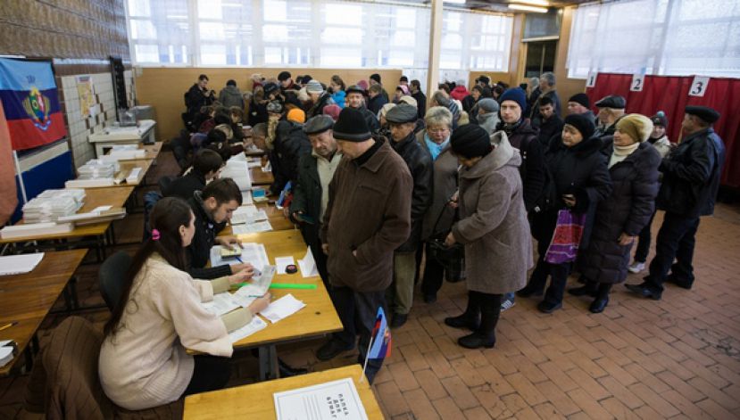 В ЛНР комиссии не справляются с потоком избирателей: время работы продлено