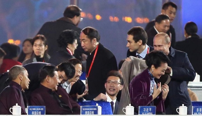 На саммите АТЭС Путин поухаживал за первой леди Китая и похлопал Обаму по плечу