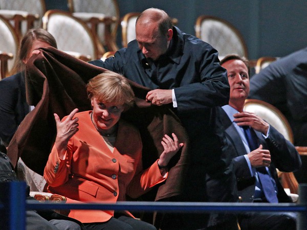 На саммите АТЭС Путин поухаживал за первой леди Китая и похлопал Обаму по плечу