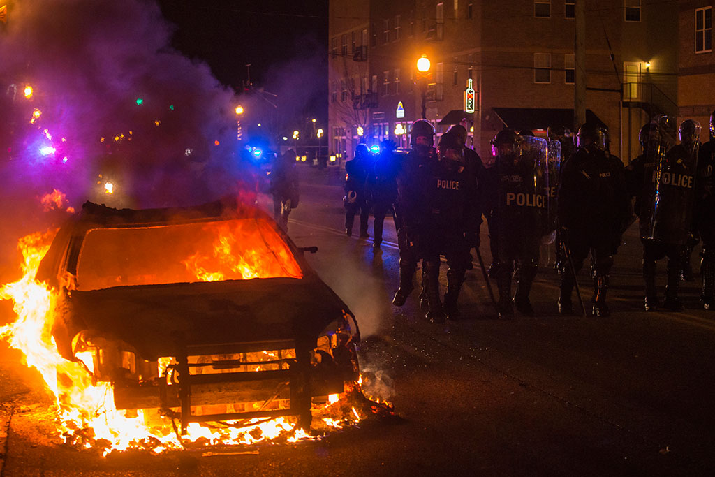 Протестующие в Фергюсоне США поджигают магазины, полиция не вмешивается