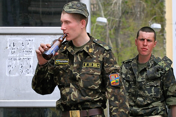 Пьяные украинские военные угрожают русскоговорящим на Херсонщине