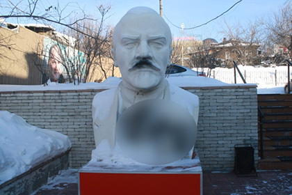 В Новосибирске памятник Ленину разрисовали нацистской символикой