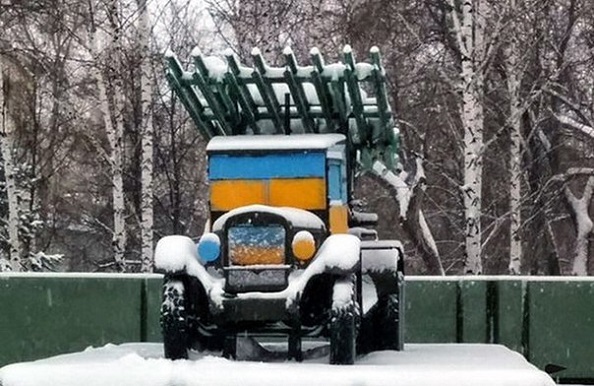Вандалы покрасили монумент Славы в Новосибирске в цвета украинского флага
