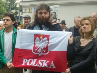 Граждане Польши отправили Порошенко посылку с детскими вещами в крови