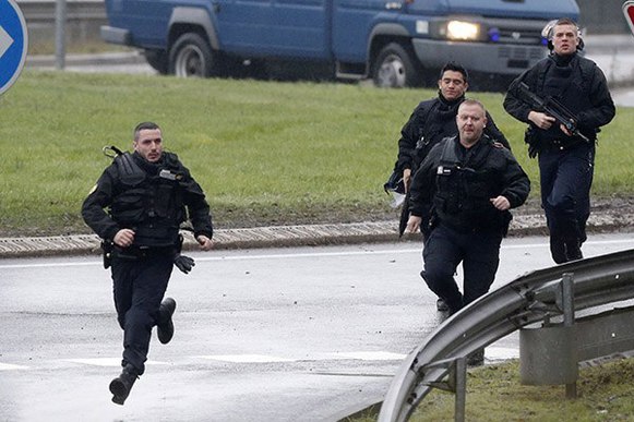В пригороде Парижа террористы захватили заложников