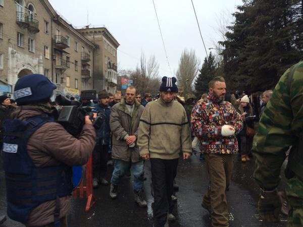 По разрушенному Донецку провели пленных киборгов