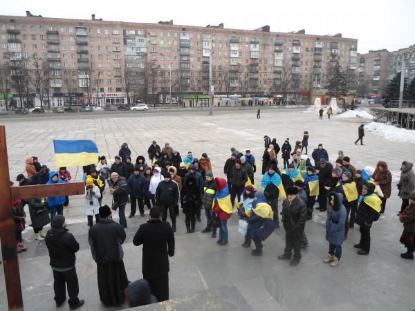 Молодчикам с украинским флагами на панихиде по погибшим в Мариуполе кричали "Позор!"