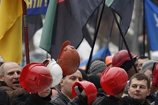 Шахтёры западной Украины и оккупированной части Донбасса перекрыли Крещатик и требуют вернуть Януковича