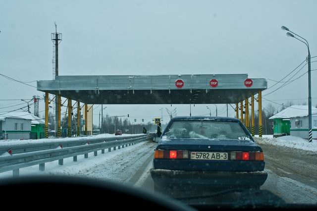 Белоруссия не пропустила в Россию тысячу машин из-за санкций