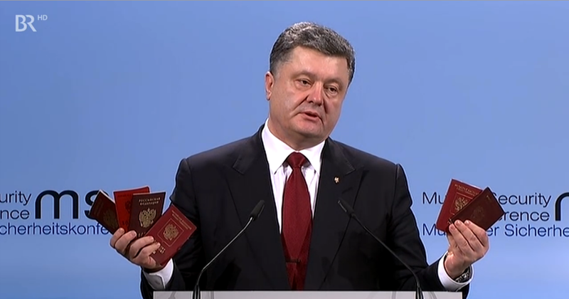 Порошенко в Мюнхене показал паспорта граждан Российской Федерации