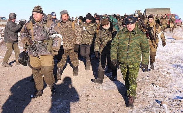 Украинские солдаты под Дебальцево массово сдаются в плен
