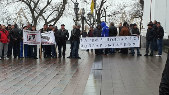 Горсовет Одессы пикетируют водители маршруток