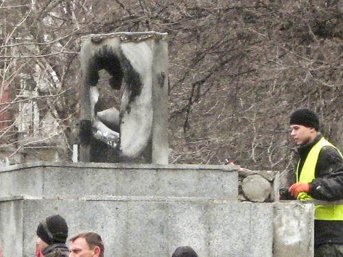 Взорванная в Харькове стела с флагом Украины всё таки не устояла