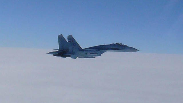 Российский Су-27 чуть не протаранил самолёт-разведчик США