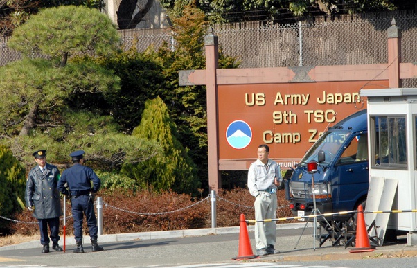 В Японии неизвестный обстрелял самодельной ракетой военную базу США