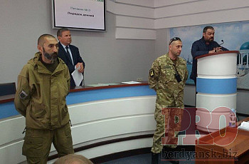 Бердянский горсовет окружен боевиками "АТО", которые требуют отставки мера