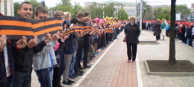 Донецкие школьники развернули полуторакилометровую георгиевскую ленту в честь 70-летия Победы