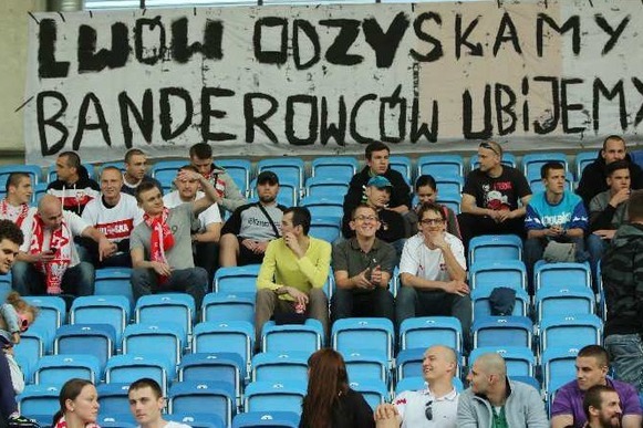 Польские фанаты: "Львов - вернём, бандеровцев - убьём"