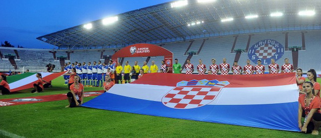 В Хорватии на футбольном матче сборной на газоне вытоптали свастику