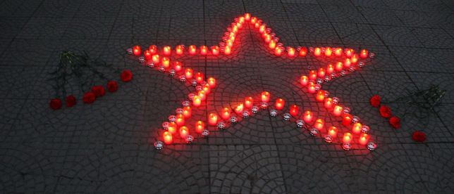 На рассвете в годовщину начала ВОВ в Луганске зажгли "Свечи памяти"