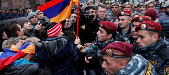 Ожесточенное перемирие за сутки до ультиматума, "агрессия России" и зародыш майдана в Ереване