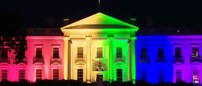 Главное админздание США засветилось всеми цветами радуги в честь легализации однополых браков