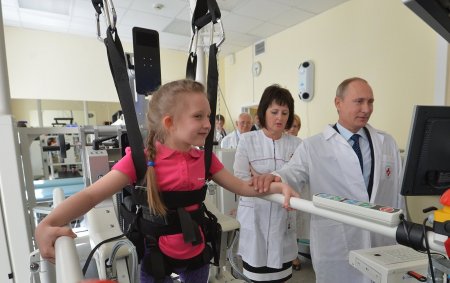 Путин навестил в московской больнице раненных детей Донбасса