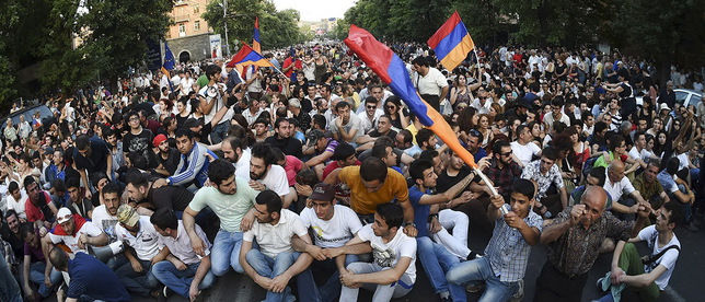 Полиция Еревана просит "электромайдан" разойтись по-хорошему