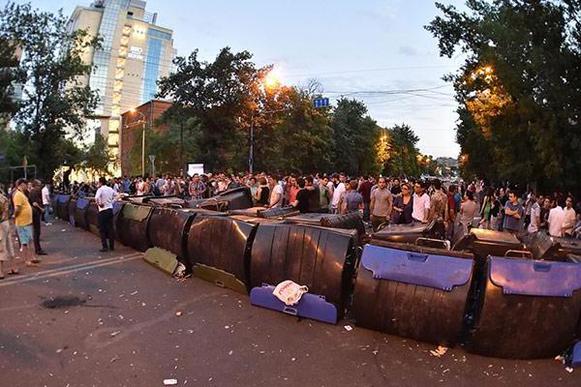 Электромайдан: Полиция решается на разгон, майдан мобилизует Ереван