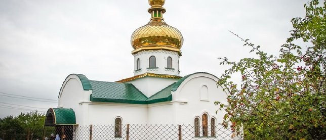 В ЛНР освятили первый восстановленный после обстрелов храм