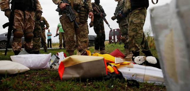 В телах жертв крушения "боинга" MH17 нашли осколки "Бука"