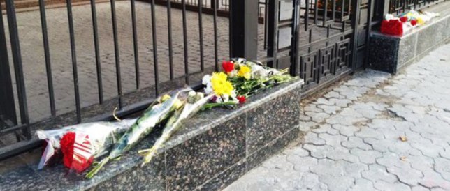 Киевляне приносят цветы к посольству РФ в связи с крушением самолета в Египте