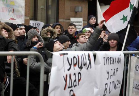 Демонстранты разбили окна посольства Турции в Москве