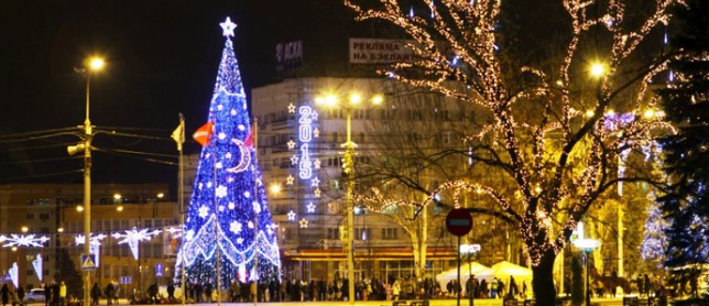 В Донецке начали установку республиканской новогодней ёлки