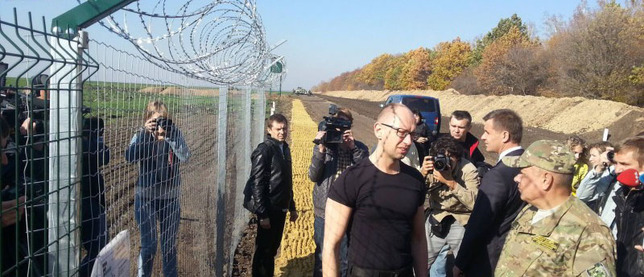 Азаров: "Обвалившийся ров на границе с Россией – единственное достижение Яценюка"