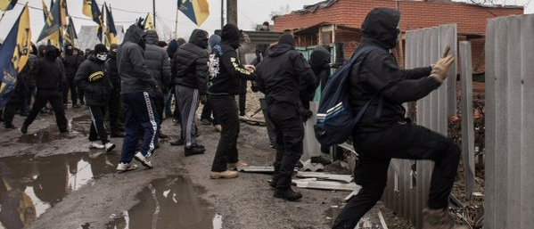 В Харьковской области активисты забросали коктейлями Молотова дома полицейских