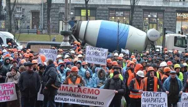 Тысячи киевских строителей митингуют против «титушек»