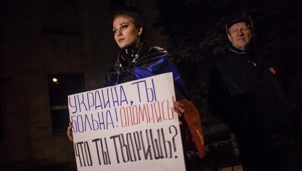 Около 200 человек пикетируют украинское посольство в РФ. Причиной тому- Савченко